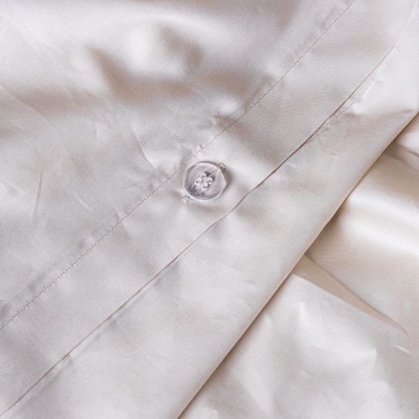 Our Eucalyptus Lyocell duvet cover is sustainable, botanical, soft and durable. Perfect duvet cover for all seasons because it breathes. Cuddle up with Camelus.